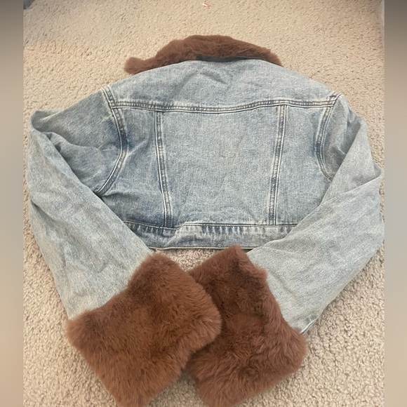 PrettyLittleThing Vintage Wash Faux Fur Lined And Cuff Denim Cropped Jacket - Picture 3 of 5